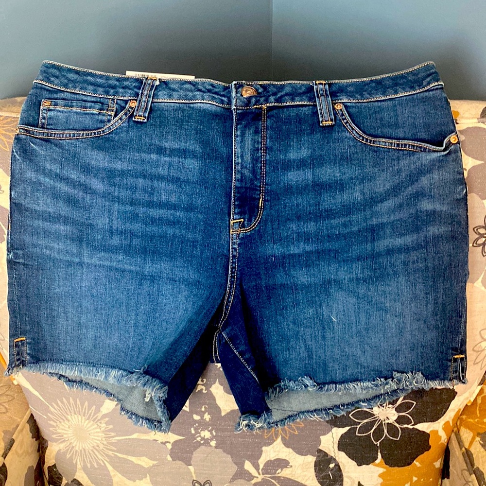 Size 16 NWT Seven weekend Shorts 5” inseam